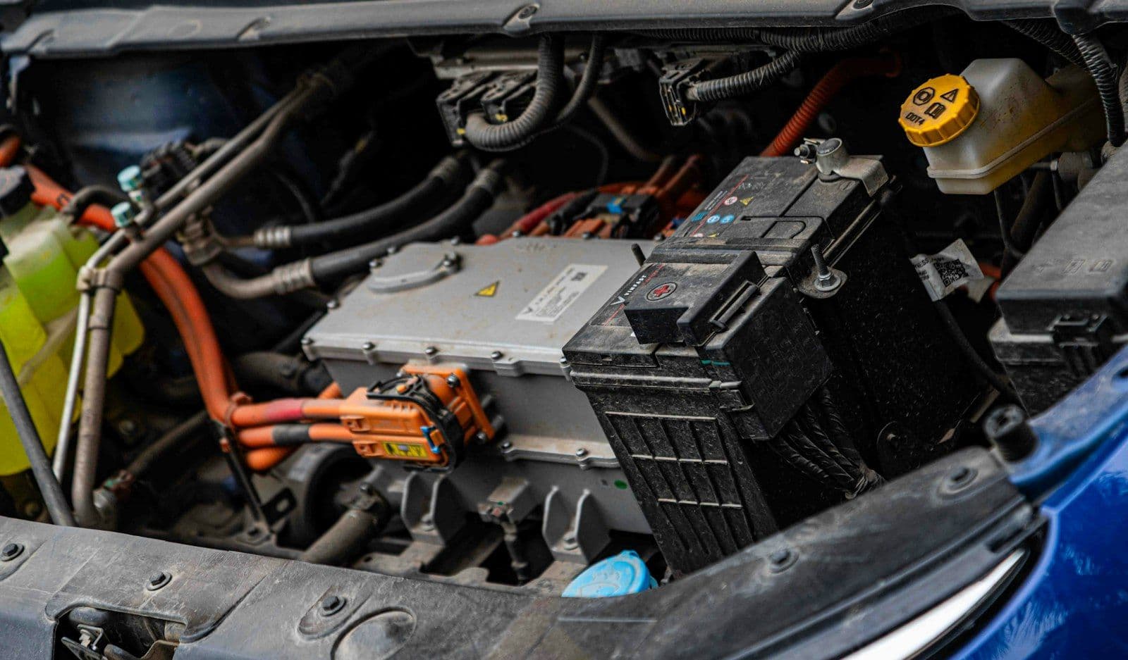 Electric car drive unit with high-voltage wiring and battery components